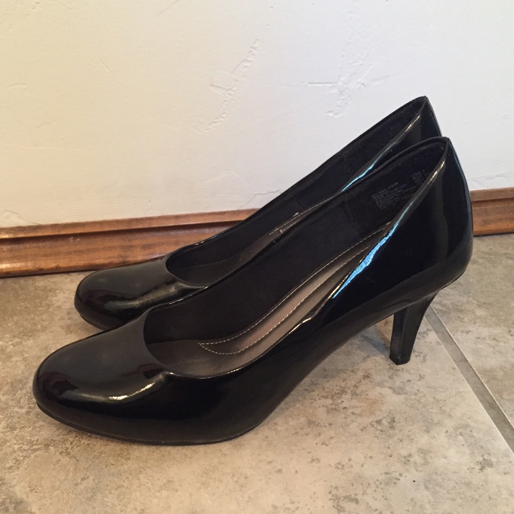Black heels, size 7, 1 1/2 inch heel